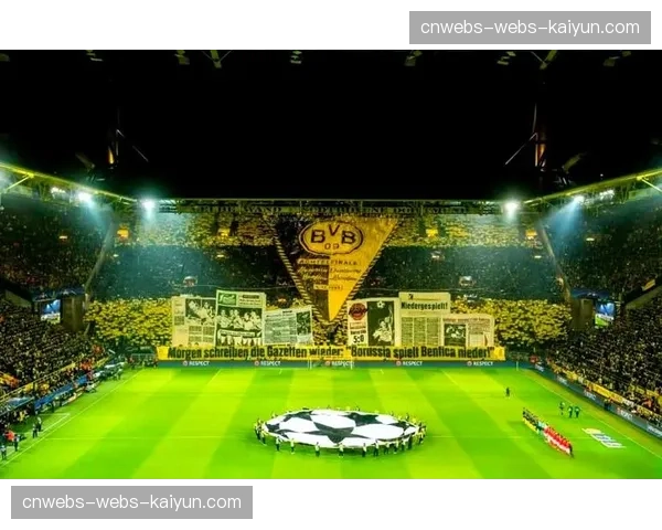 特写：洛里昂主场球迷用巨型TIFO致敬即将退役的队史射手王