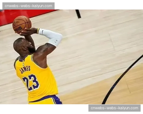 特写瞬间:詹姆斯突破分球,里夫斯命中压哨三分后指向助攻者 特写瞬间:詹姆斯突破分球,里夫斯命中压哨三分后指向助攻者